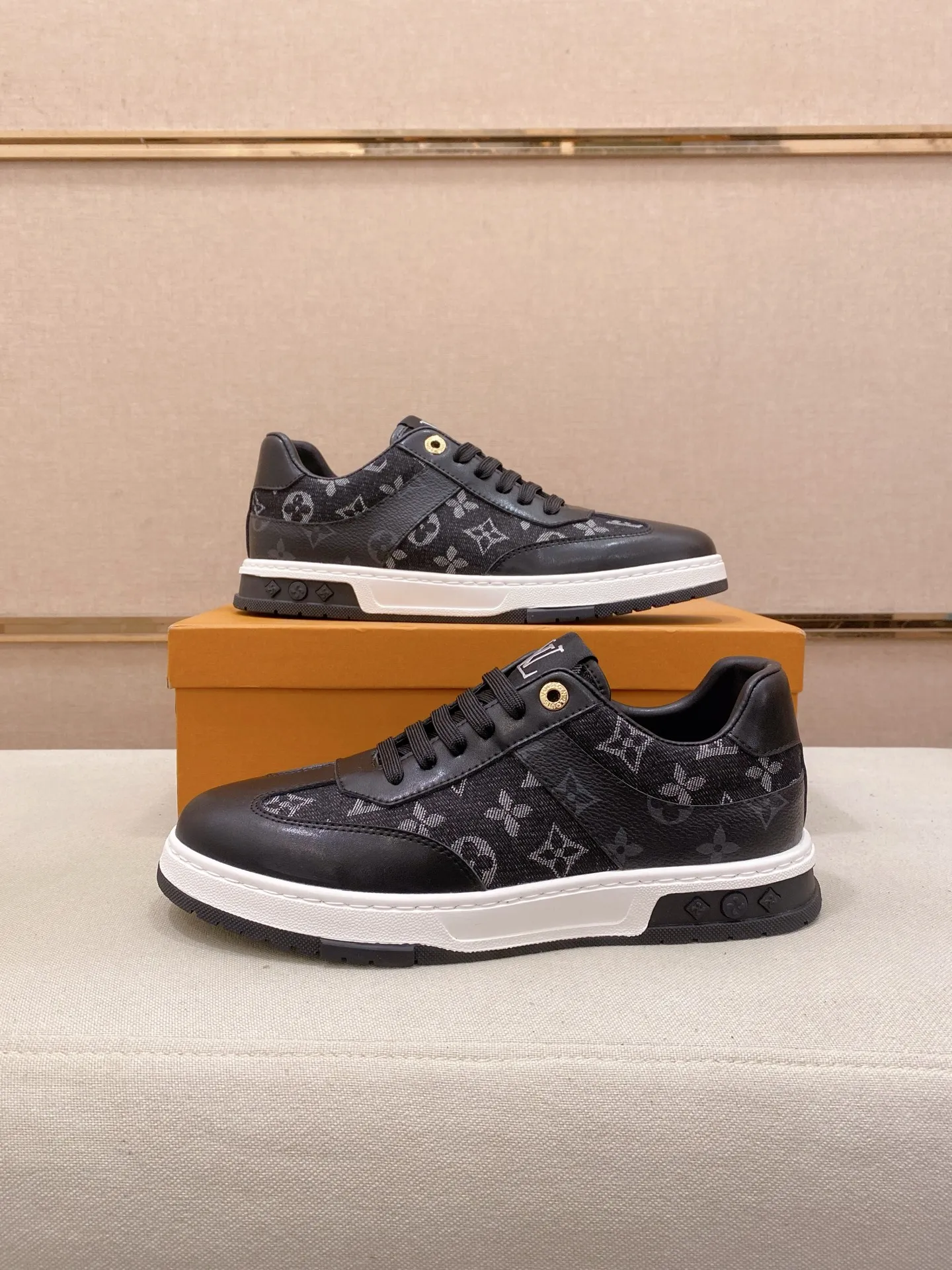 Factory price: 400 men's shoes💰🇮🇹🇮🇹LV Louis Vuitton. The latest fashionable casual shoes are popular in physical stores. New spring and summer comfortable imported custom original cowhide, unique jacquard fabric element design. With sheepskin lining, Lv original bottom, [sun][sun] high-end packaging and high quality💪Details determine the quality, you can enter and exit the counter at will, welcome to compare🇮🇹Size 38-44